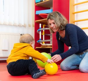 Physiotherapeutin mit Kleinkind - Praxis Allery für Logopädie und Physiotherapie in Hamm.