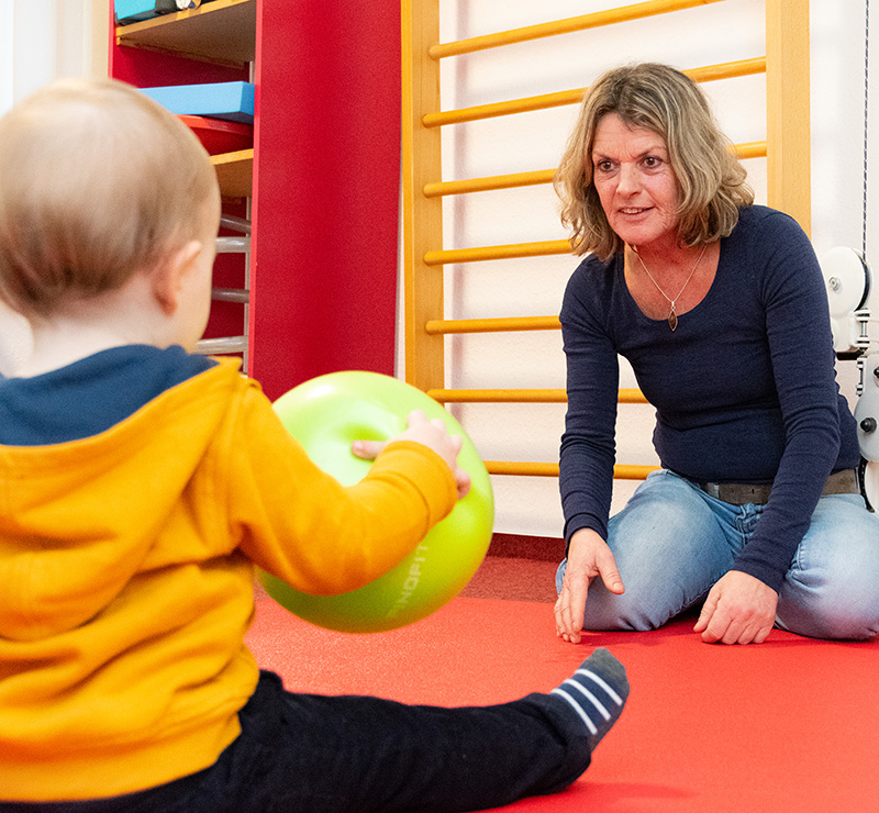 Physiotherapeutin mit Kleinkind - Praxis Allery für Logopädie und Physiotherapie in Hamm.