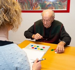 Logopädin mit Patienten - Praxis Allery für Logopädie und Physiotherapie in Hamm.