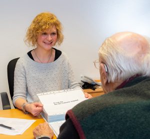 Logopädin mit Patienten - Praxis Allery für Logopädie und Physiotherapie in Hamm.