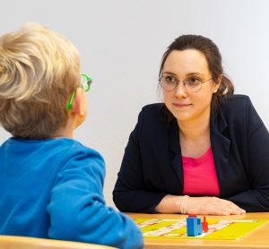 Logopädin mit Kind - Praxis Allery für Logopädie und Physiotherapie in Hamm.