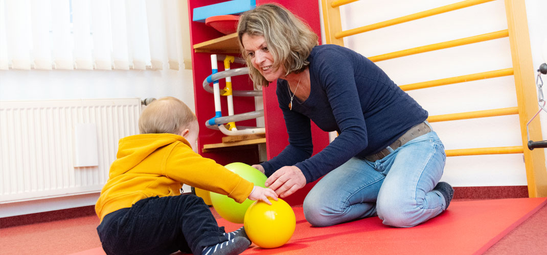 Physiotherapeutin mit Kleinkind - Praxis Allery für Logopädie und Physiotherapie in Hamm.